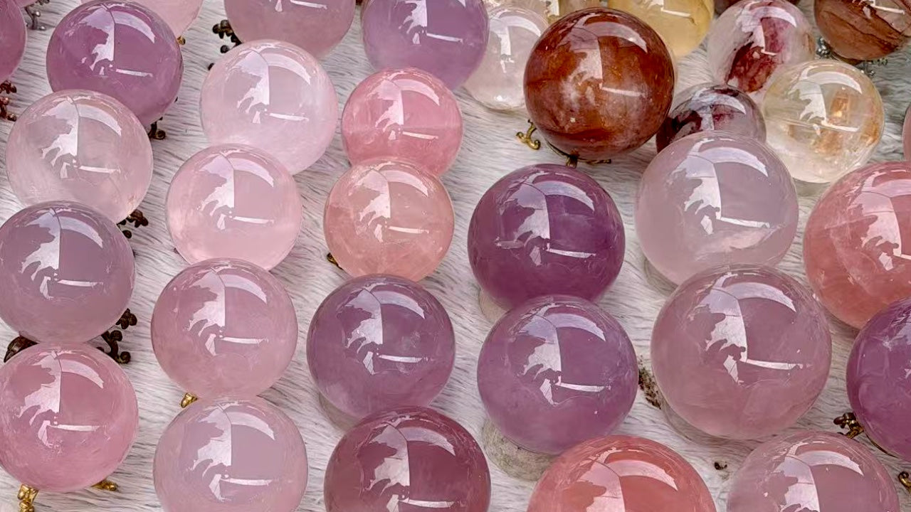 Polished spheres in several visible sizes, colours, and degrees of translucency.