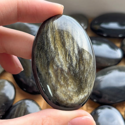 Obsidian palm stone