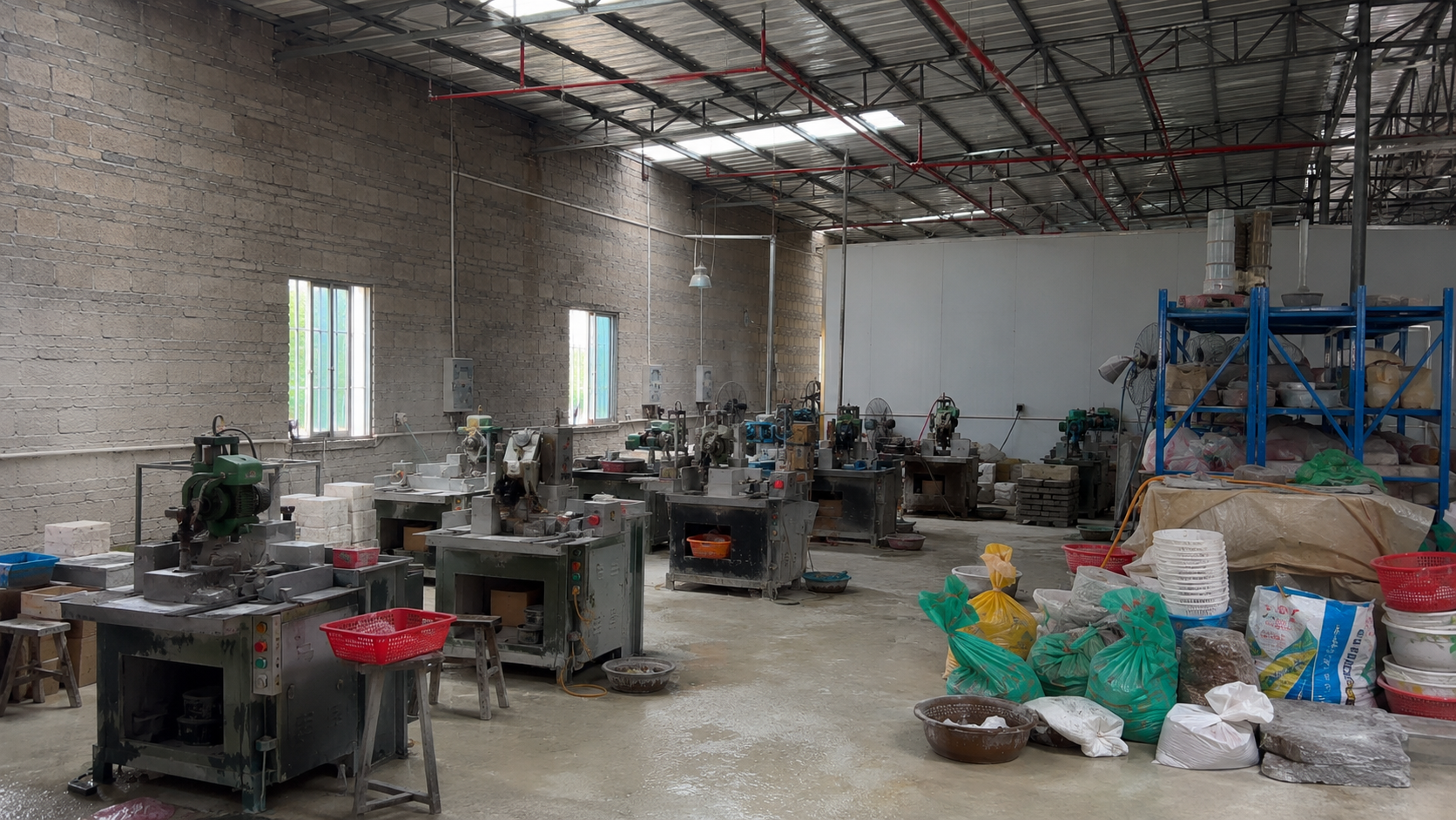 Crystal Wholesale China factory crystal processing workshop with production equipment